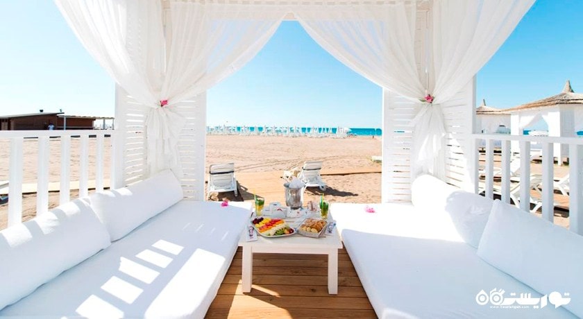 آلاچیق کنار ساحل با چشم انداز دریا